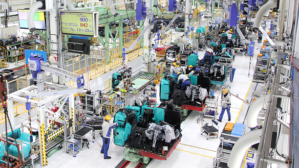 工場で、製品の開発から製造を行う様子のイメージ図。