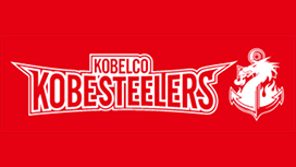 ラグビーチーム『コベルコ神戸スティーラーズ』のロゴバナー。鮮やかな赤色を背景に、白いチームロゴと、炎を纏った錨と龍をモチーフにしたエンブレムが配置されています。