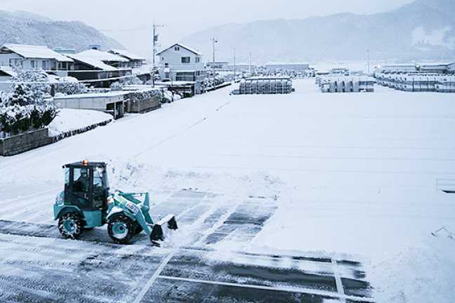 広い駐車場エリアでの除雪作業