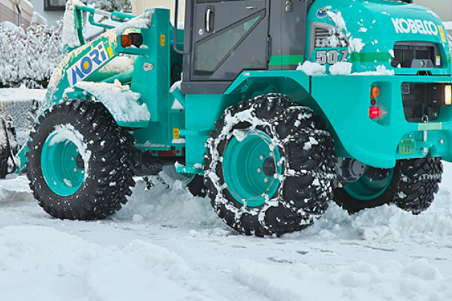 除雪作業中のタイヤ・チェーン