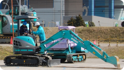 運転には専用の免許が必要になります